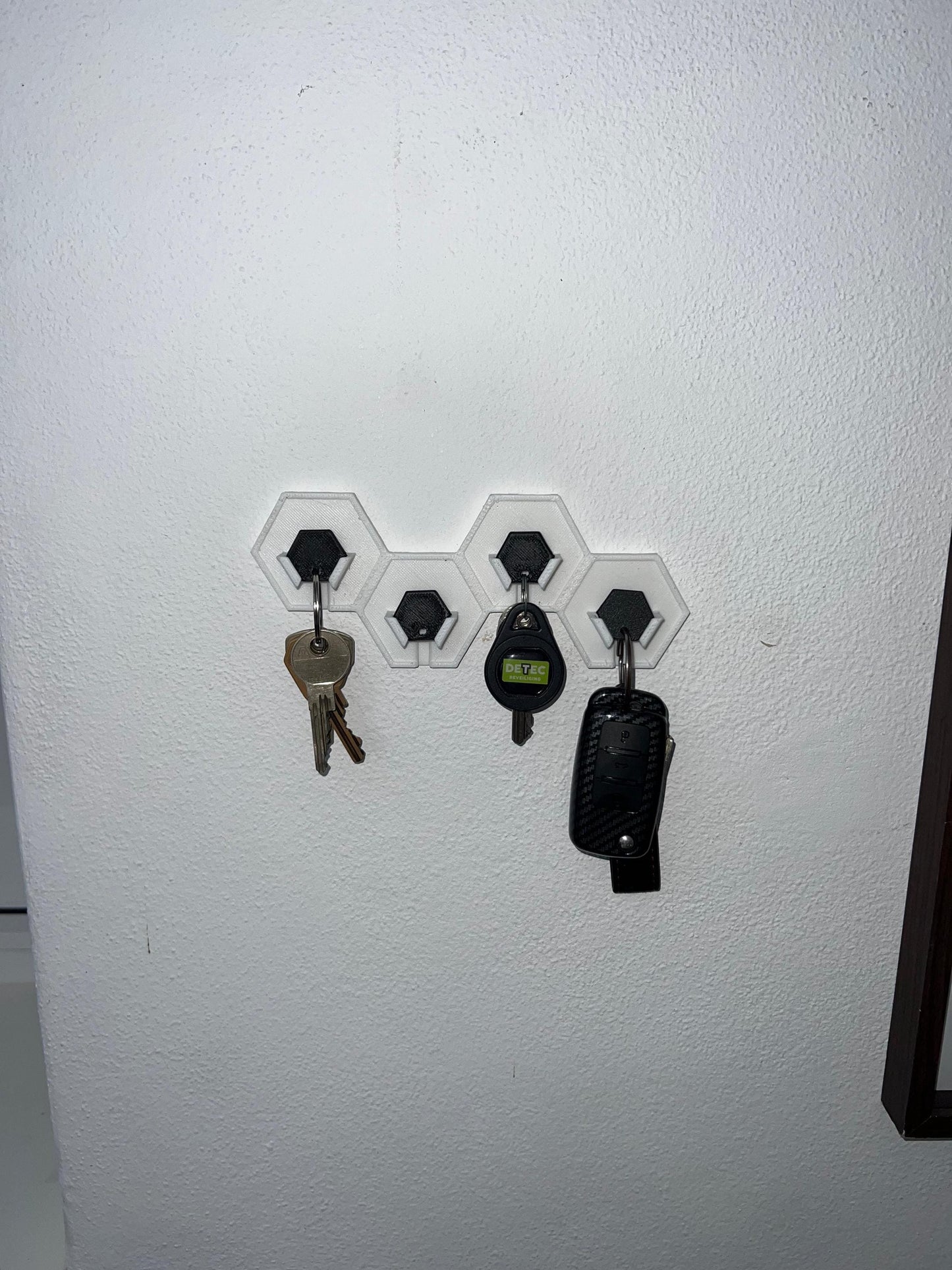 Hexagon Key Holder โ Modern 3D-Printed Wall Organizer โ Magnetic Key Hanger โ Minimalist Home Decor โ Perfect Gift for House or Office
