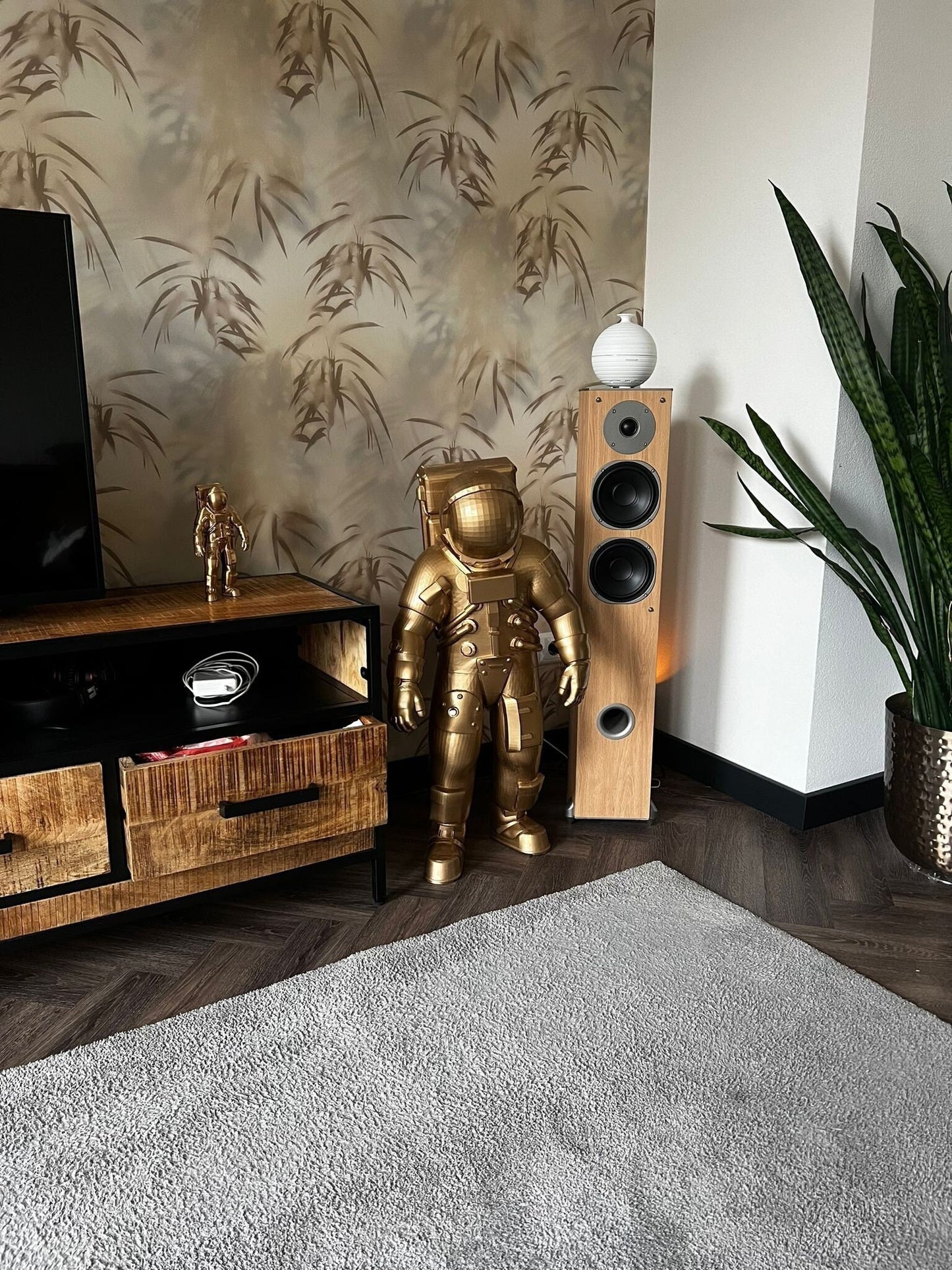 Astronaut Sci-Fi Statue | Celestial Space Decor | Collectible Gift | Golden Figurine | Space Explorer's Item