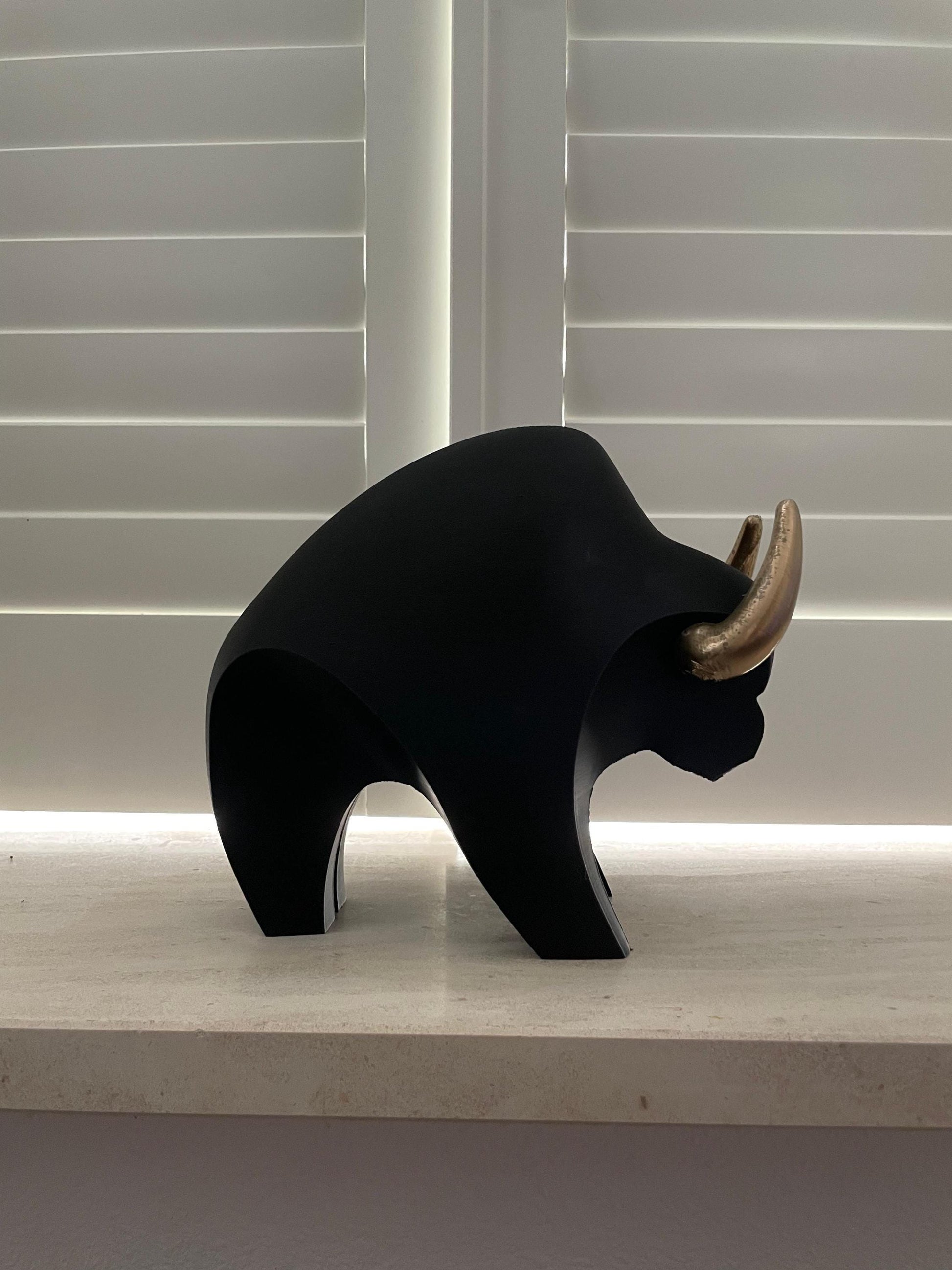 Bull Sculpture Decoration Black Gold Horns Minimalist Geometric Decor Wall Street Bull Contemporary Art Power Symbol Office Desk Statue