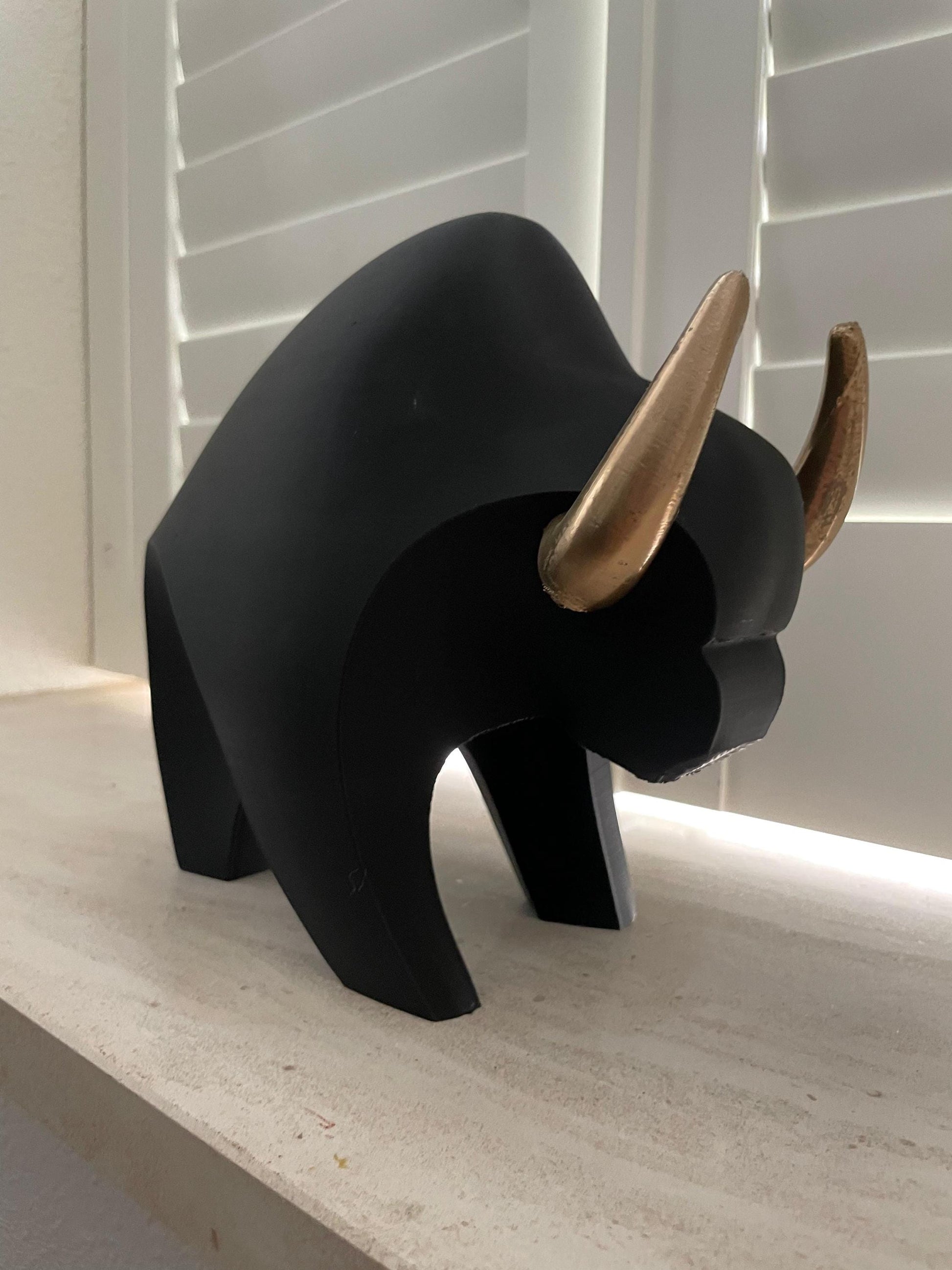 Bull Sculpture Decoration Black Gold Horns Minimalist Geometric Decor Wall Street Bull Contemporary Art Power Symbol Office Desk Statue
