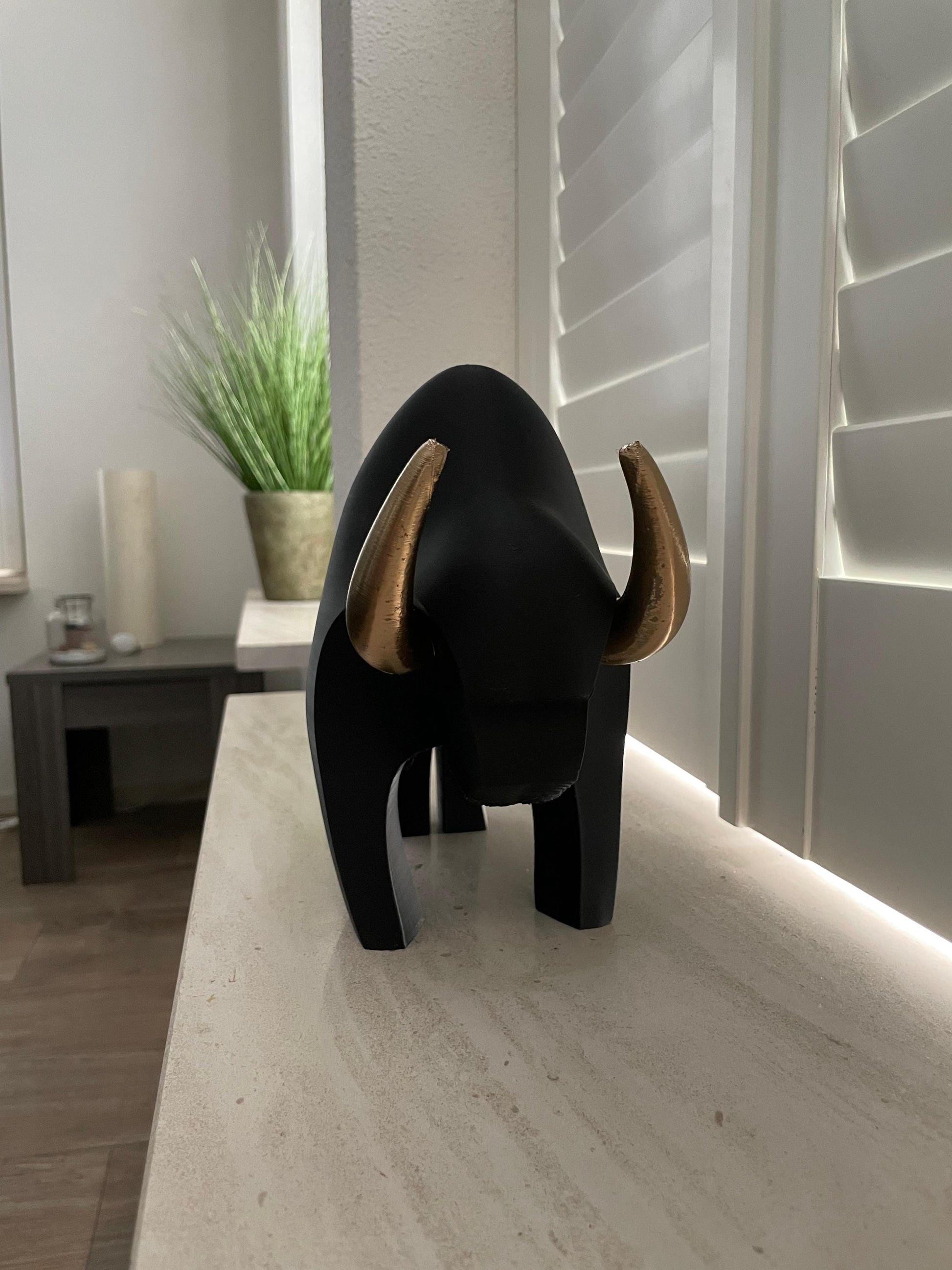 Bull Sculpture Decoration Black Gold Horns Minimalist Geometric Decor Wall Street Bull Contemporary Art Power Symbol Office Desk Statue