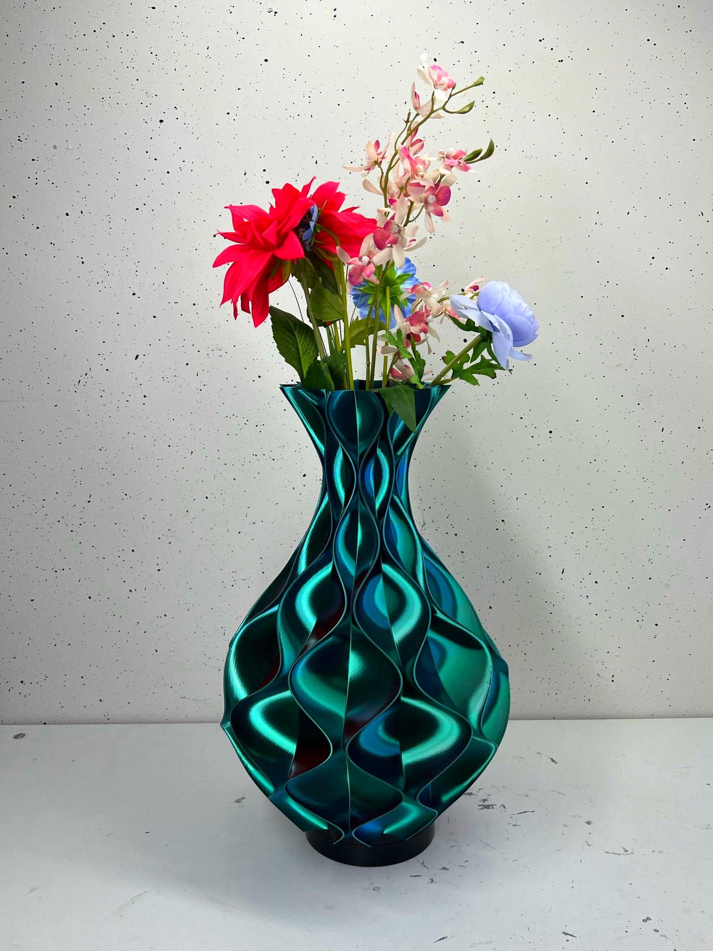 Modern Triple Color Wave Vase – Luxurious Red, Blue & Green Gradient Decor