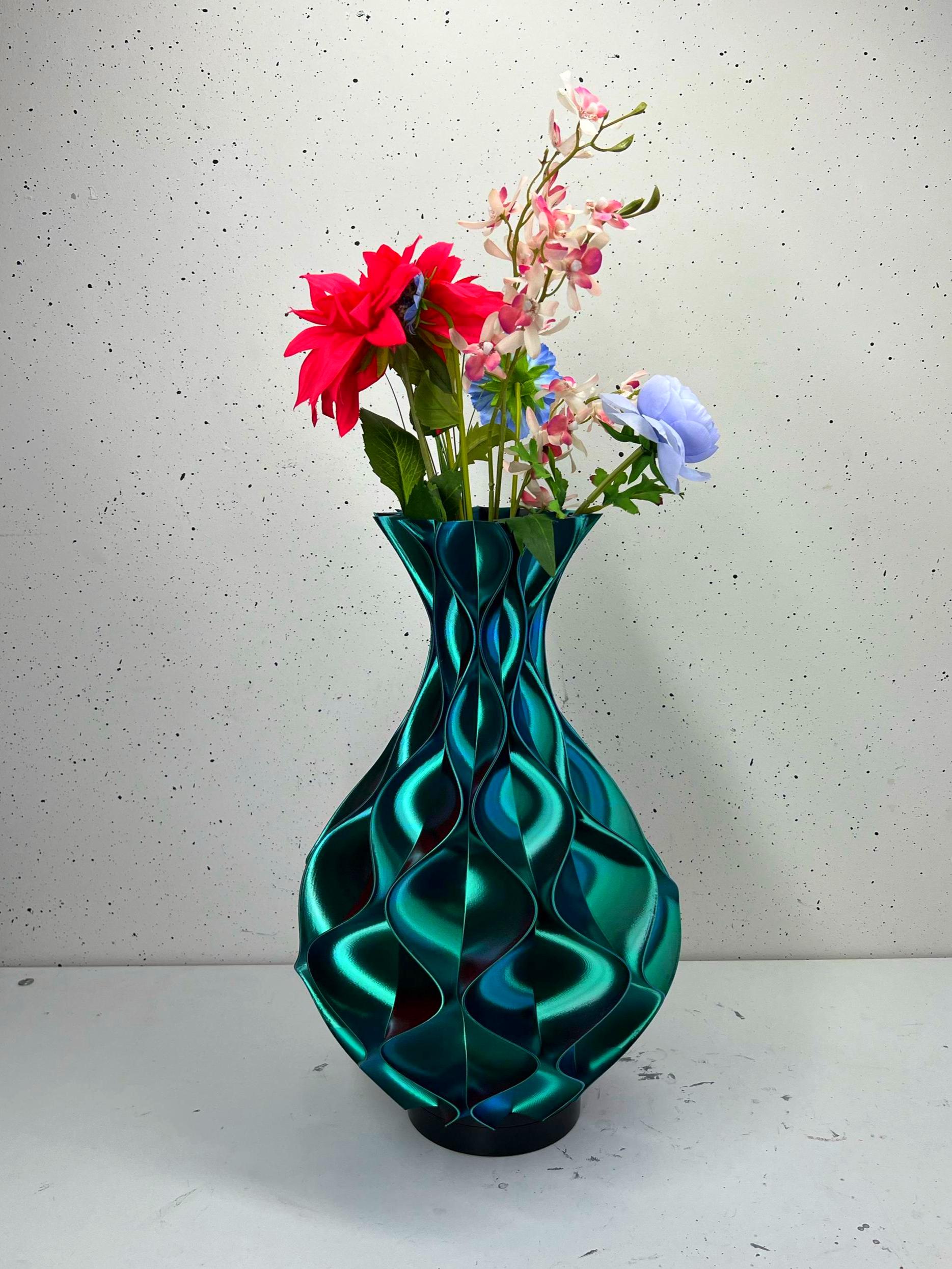 Modern Triple Color Wave Vase – Luxurious Red, Blue & Green Gradient Decor