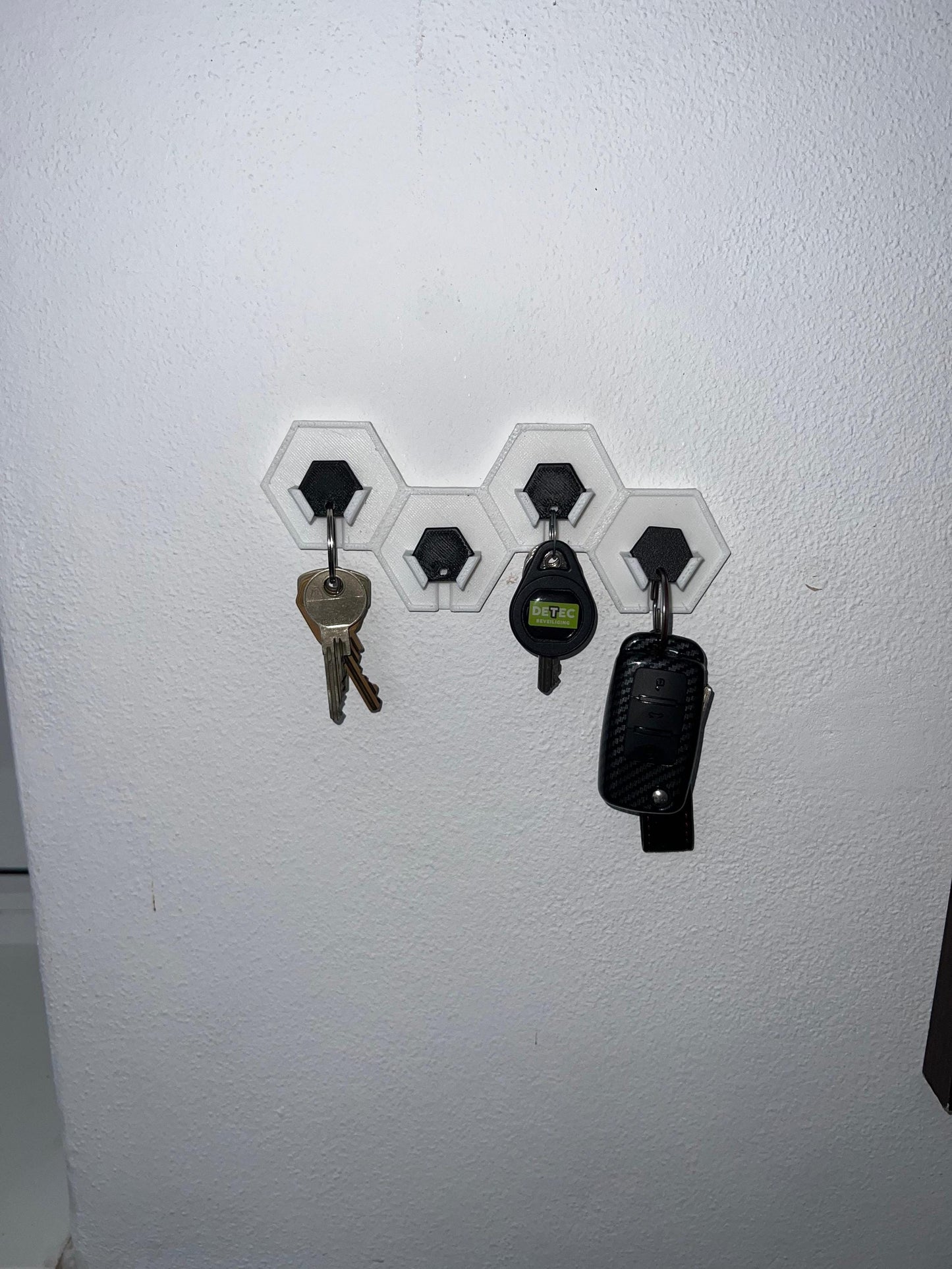 Hexagon Key Holder – Modern 3D-Printed Wall Organizer – Magnetic Key Hanger – Minimalist Home Decor – Perfect Gift for House or Office