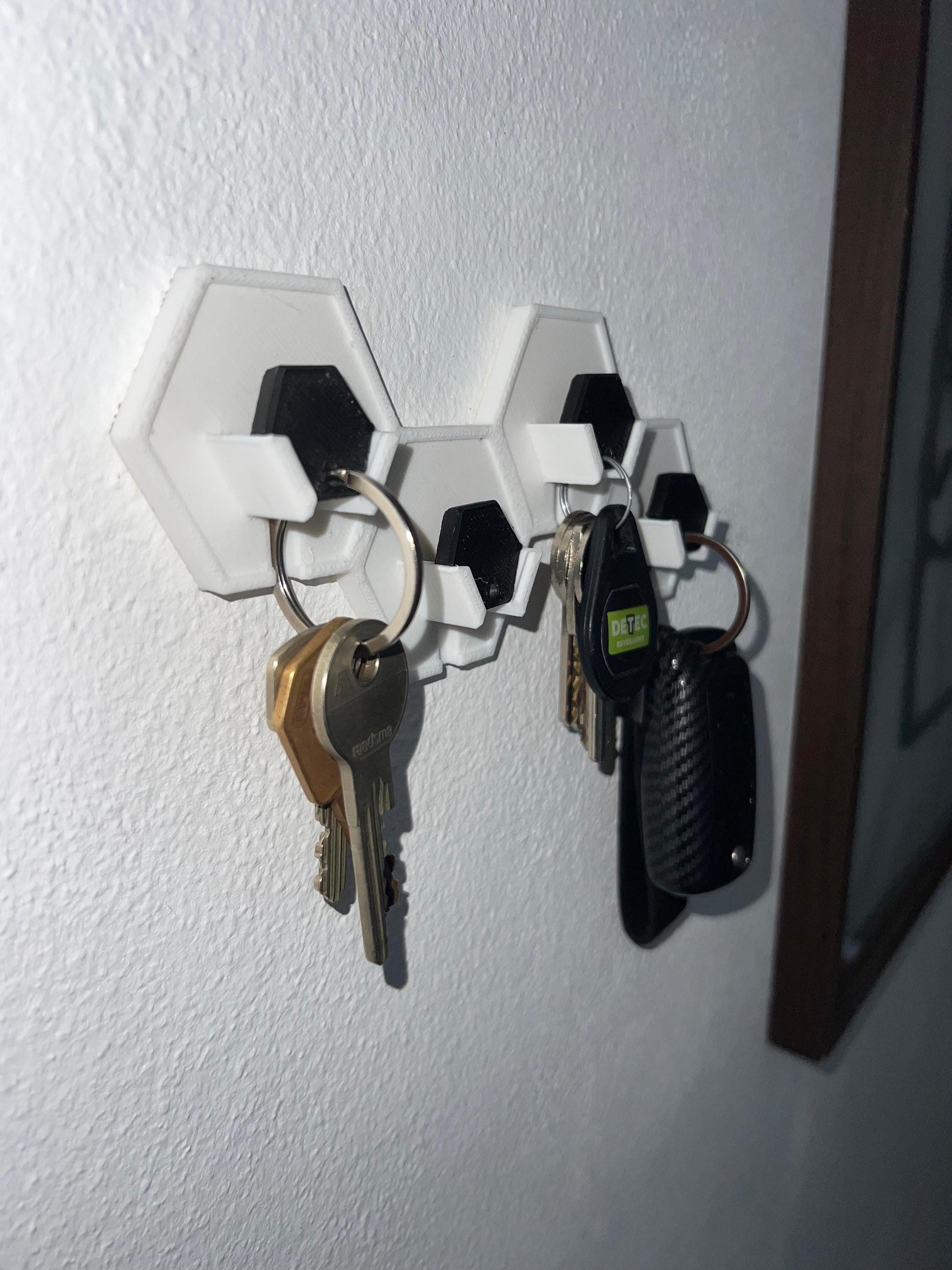 Hexagon Key Holder – Modern 3D-Printed Wall Organizer – Magnetic Key Hanger – Minimalist Home Decor – Perfect Gift for House or Office