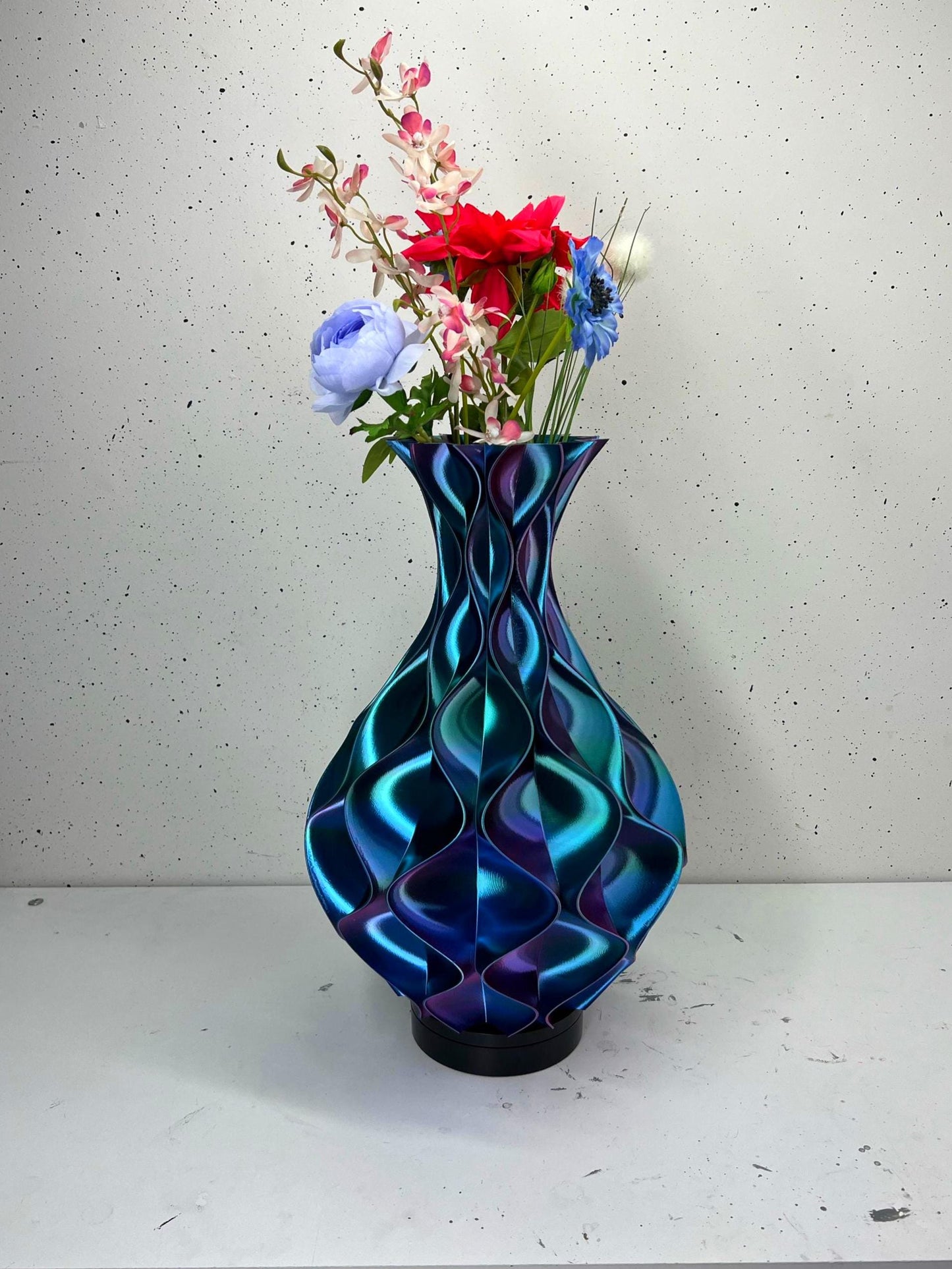 Modern Triple Color Wave Vase – Luxurious Red, Blue & Green Gradient Decor