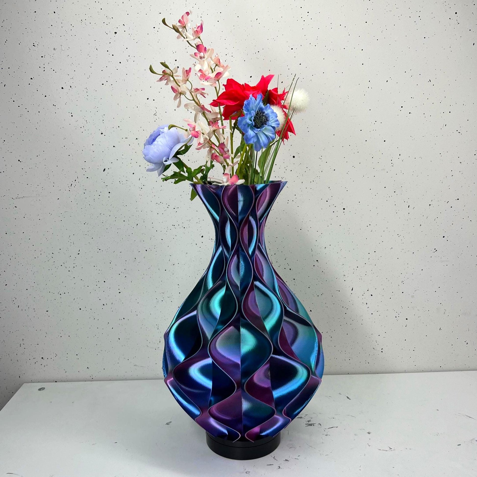 Modern Triple Color Wave Vase – Luxurious Red, Blue & Green Gradient Decor