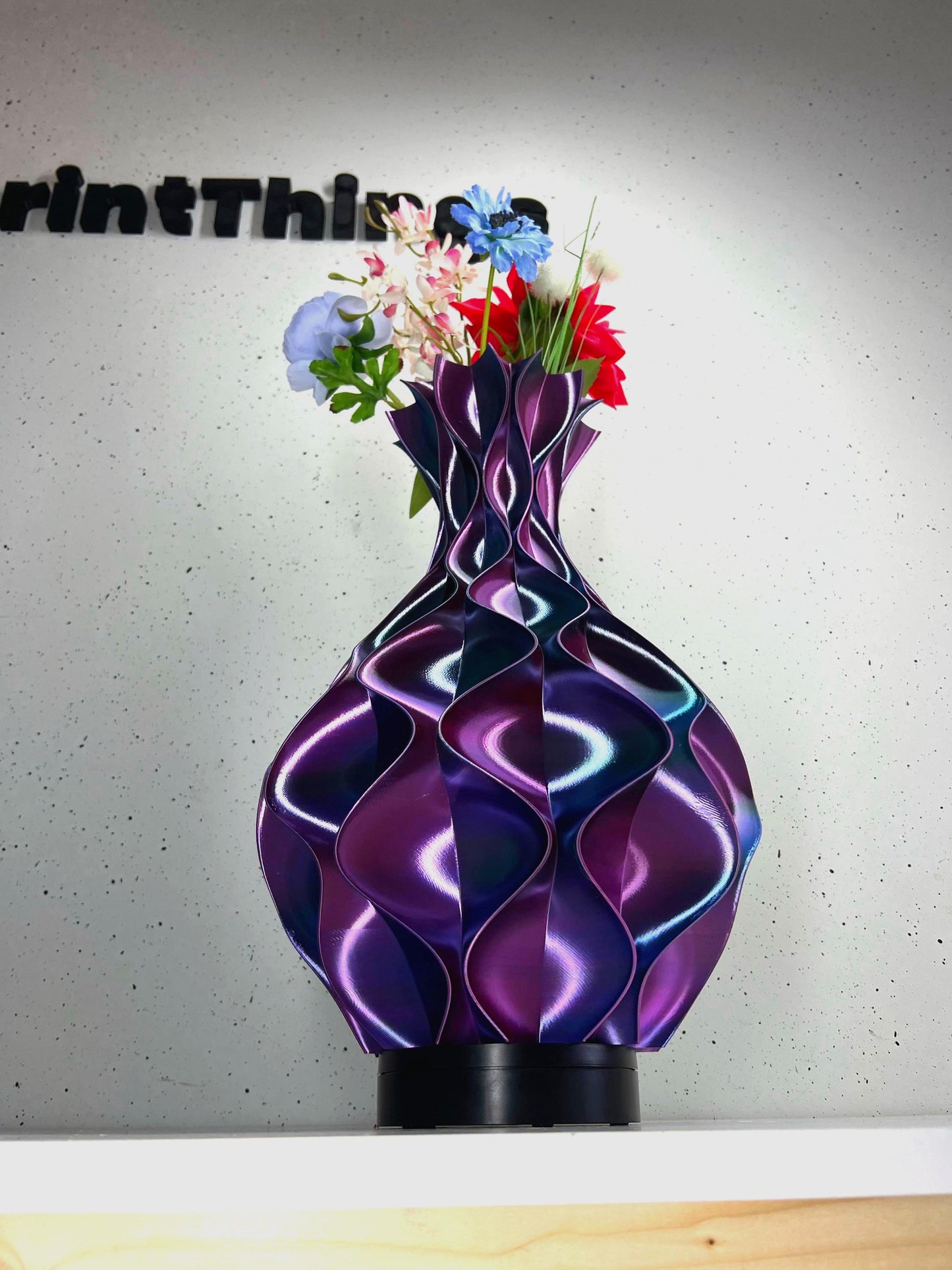 Modern Triple Color Wave Vase – Luxurious Red, Blue & Green Gradient Decor