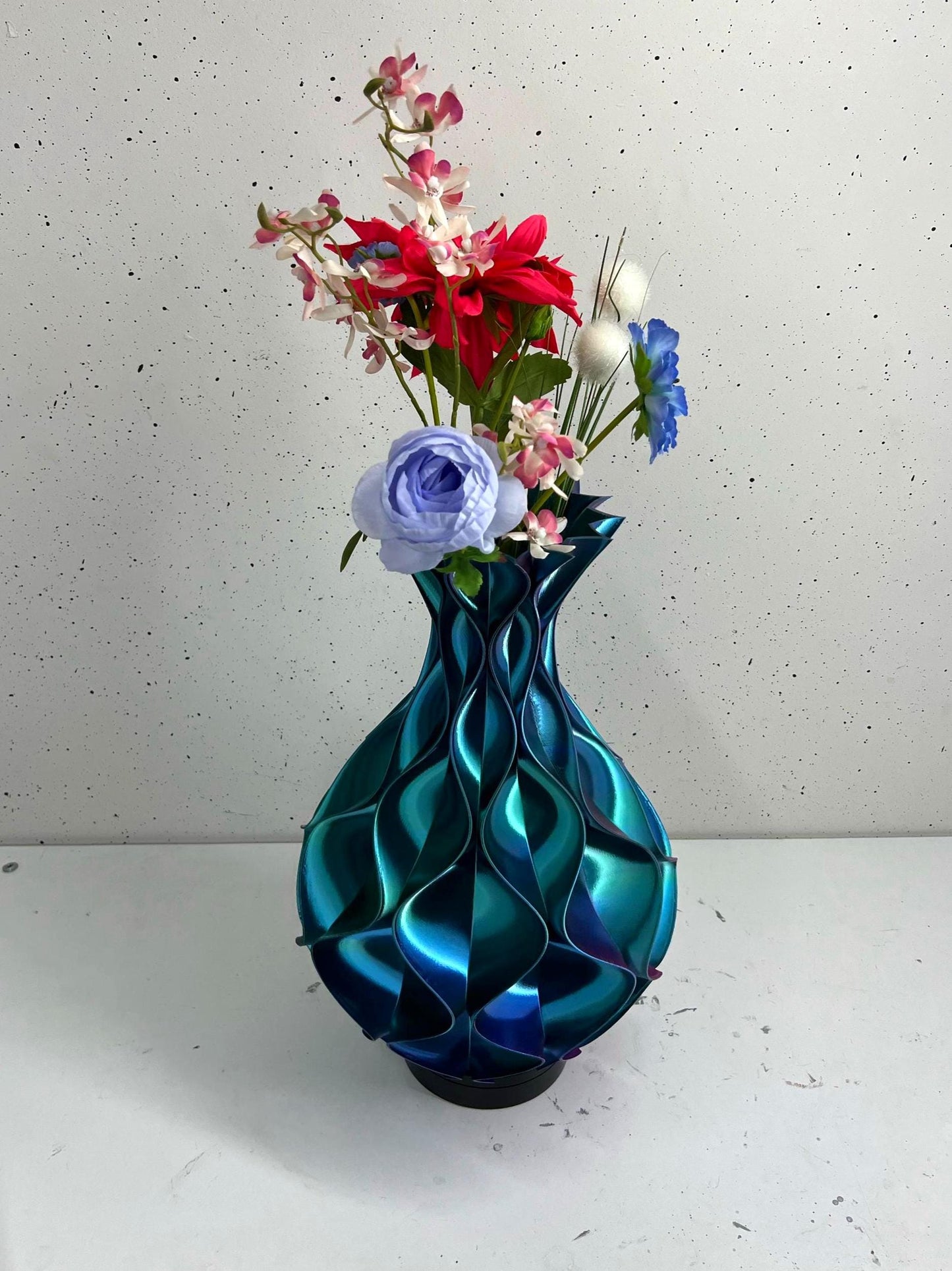 Modern Triple Color Wave Vase – Luxurious Red, Blue & Green Gradient Decor