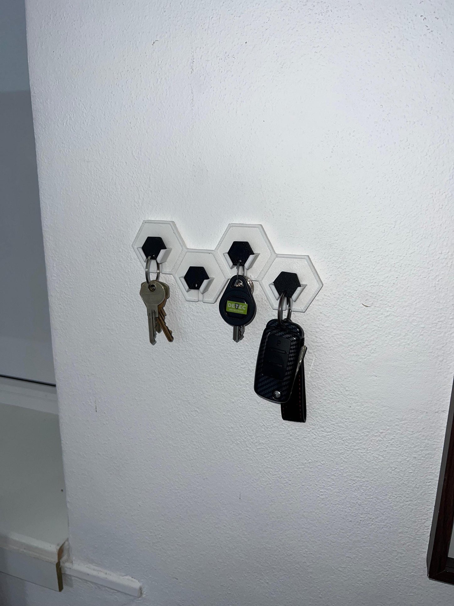 Hexagon Key Holder – Modern 3D-Printed Wall Organizer – Magnetic Key Hanger – Minimalist Home Decor – Perfect Gift for House or Office
