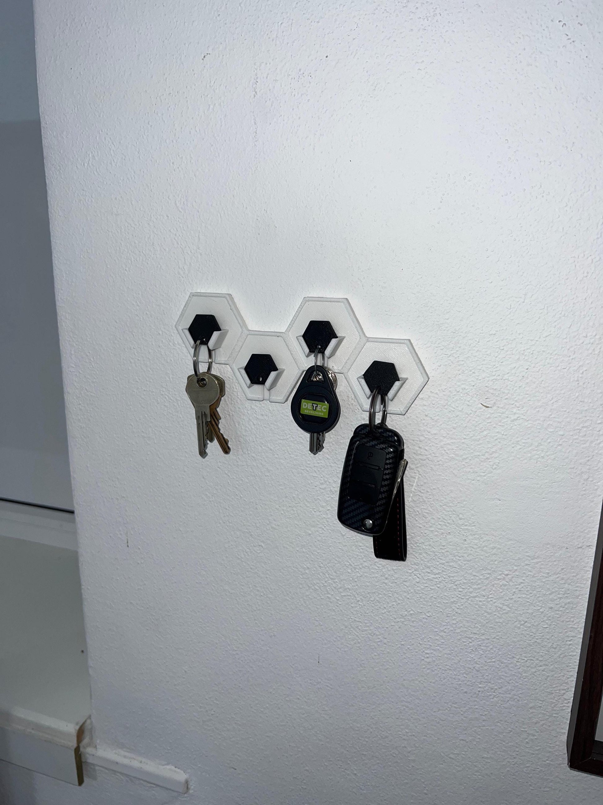 Hexagon Key Holder – Modern 3D-Printed Wall Organizer – Magnetic Key Hanger – Minimalist Home Decor – Perfect Gift for House or Office
