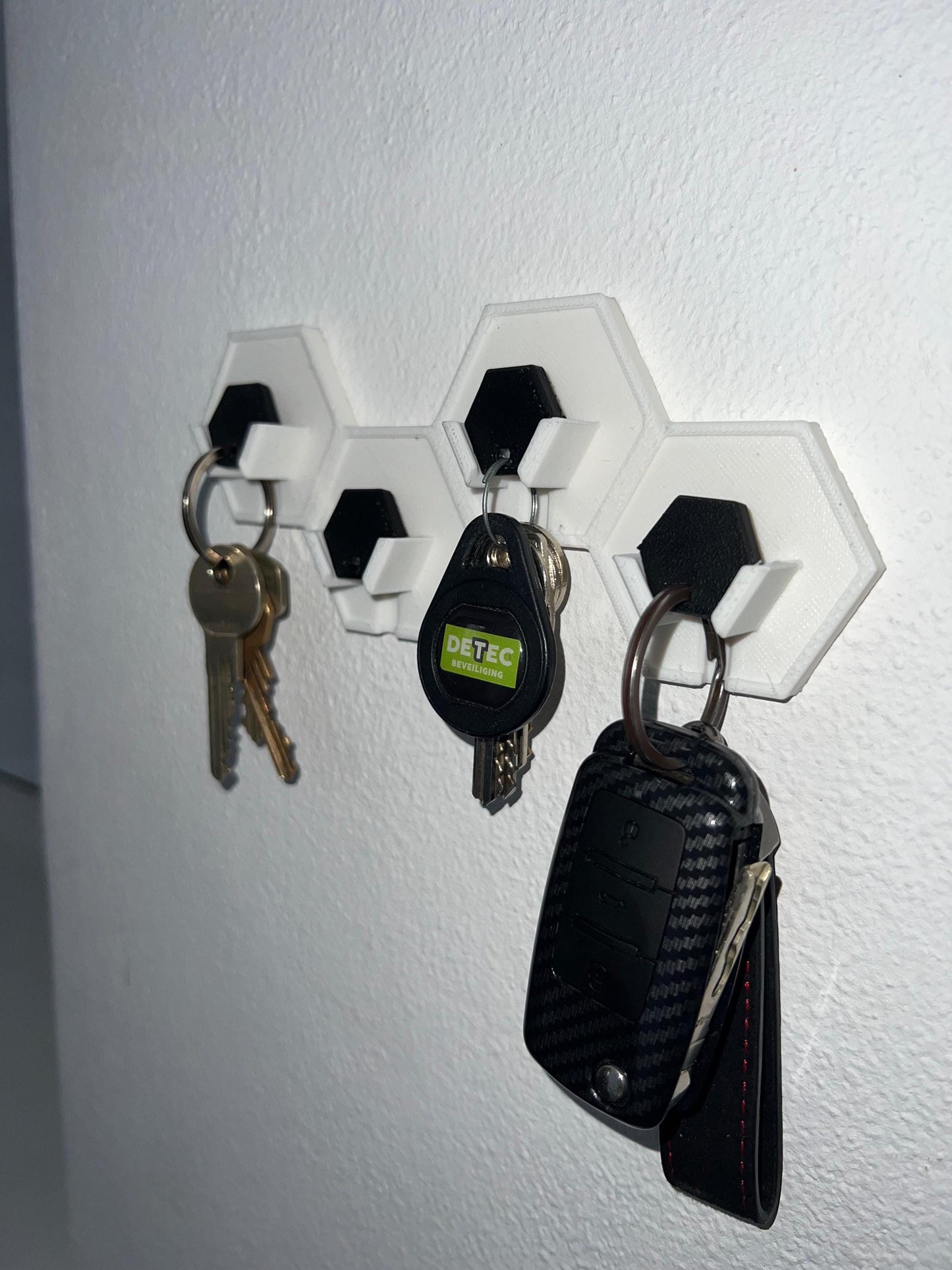 Hexagon Key Holder – Modern 3D-Printed Wall Organizer – Magnetic Key Hanger – Minimalist Home Decor – Perfect Gift for House or Office